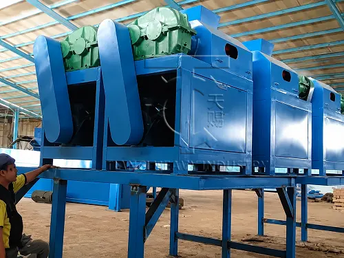 double roller extrusion fertilizer granulation unit installed in production workshop