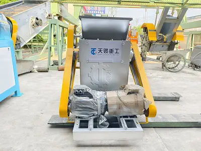 Raw material crusher for compound fertilizer manufacturing